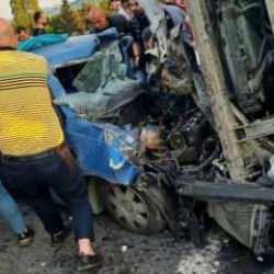 İstanbul'da karşı şeride ge&ccedil;en tır otomobilin &uuml;zerine devrildi: 1 &ouml;l&uuml;