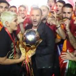 Şampiyon Galatasaray kupasına kavuştu!