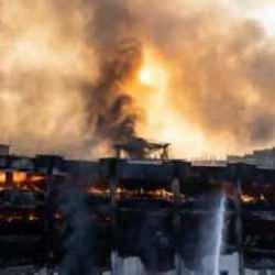 İkitelli Organize Sanayi Bölgesi'ndeki iş hanında çökme anı kameralara yansıdı