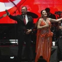 AK Partili başkandan skandal hareket: AK Partililere k&uuml;freden Mosso birlikte şarkı s&ouml;yledi