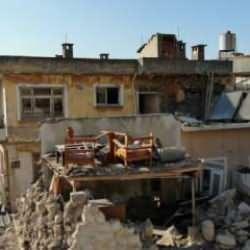 Antakya'da enkazın ortasında dikkat &ccedil;eken koltuk takımı