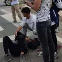 Işıkta bekleyen liseli genci parke taşı ile &ouml;ld&uuml;rd&uuml;ler