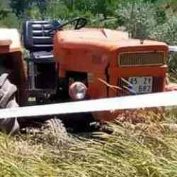 Manisa'da trakt&ouml;r devrildi; s&uuml;r&uuml;c&uuml; yaralı, eşi &ouml;ld&uuml; 