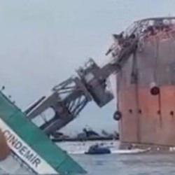 Tuzla'daki bir tersanede geminin &uuml;zerine vin&ccedil; devrildi