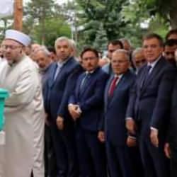 Abdullah G&uuml;l, amcasının eşinin cenazesine katıldı