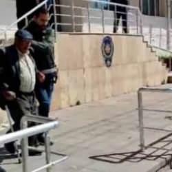 &Ccedil;&ouml;kertilen &ccedil;etenin 82 yaşındaki lideri, bastonuyla adliyeye getirildi