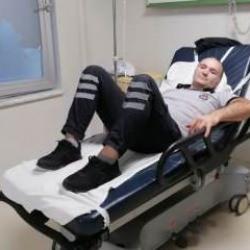 Ambulansla acil servise getirilen sarhoş g&uuml;venlik g&ouml;revlisini bı&ccedil;akladı