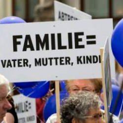 Avrupa'da LGBT dayatmasına karşı aileler tepkisini gösterdi! 