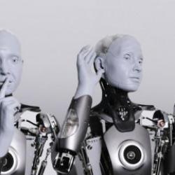 Cevaplarıyla şaşırttılar... D&uuml;nyanın ilk insan-robot ortak basın toplantısı ger&ccedil;ekleşti!