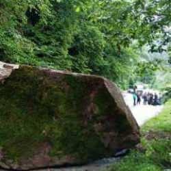 Rize'de heyelan! Yama&ccedil;tan kopan dev kaya k&ouml;y yolunu kapattı