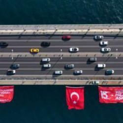 15 Temmuz Şehitler K&ouml;pr&uuml;s&uuml;'ne dev T&uuml;rk bayrağı