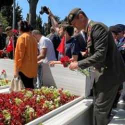  Edirnekapı Şehitliği'nde 15 Temmuz şehitleri i&ccedil;in t&ouml;ren d&uuml;zenlendi