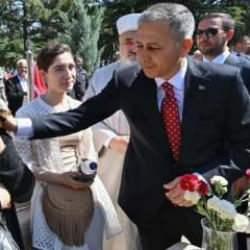 İ&ccedil;işleri Bakanı Yerlikaya, 15 Temmuz Şehitliği'ndeki anma programına katıldı