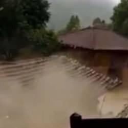 Sel nedeniyle tek katlı ev yıkıldı