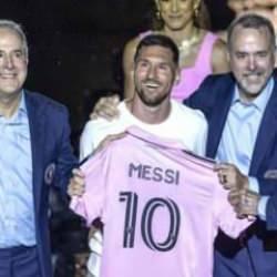 Messi ve Busquets için imza töreni düzenledi!