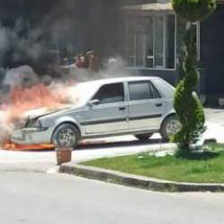 Alev alev yanan otomobilden atlayarak kurtuldu