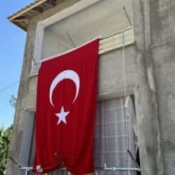 Şehit Piyade Uzman &Ccedil;avuş Kırmızıko&ccedil;'un ailesinin evine T&uuml;rk Bayrağı asıldı