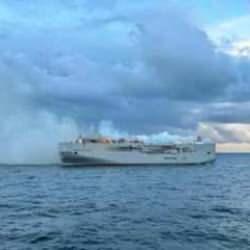 Hollanda açıklarında otomobil taşıyan gemi yandı: 1 ölü