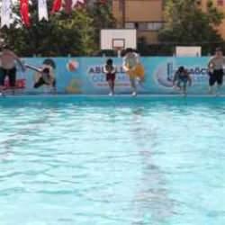 Bağcılarlı &ccedil;ocuklar havuzlarda serinliyor