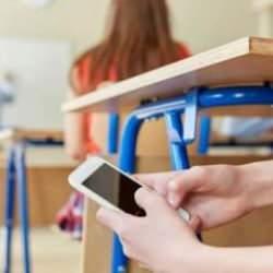 Bakan Tekin talimat verdi: Okulda cep telefonu yasağı geliyor