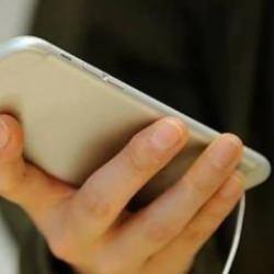 Cep telefonu almak i&ccedil;in 8 aylık bebeğini sattı