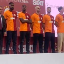 Galatasaray'dan gövde gösterisi! Yıldızlar imzayı attı