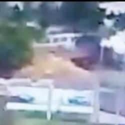 K&ouml;pr&uuml;den d&uuml;şen iki otomobil y&uuml;rekleri ağza getirdi! İşte korku dolu o anlar...