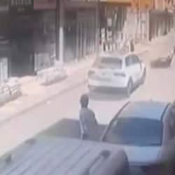 &Ouml;l&uuml;mde kıl payı kurtuldu! S&uuml;ratli ara&ccedil; motoru adeta bi&ccedil;ti...