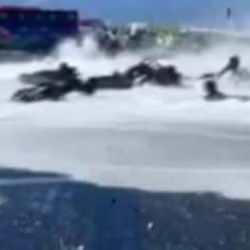 Sahile vuran dalga, ara&ccedil;ları ve insanları s&uuml;r&uuml;kledi