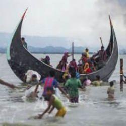 Arakanlı M&uuml;sl&uuml;manları taşıyan tekne battı: 17 &ouml;l&uuml;