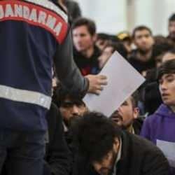 Balıkesir'de 17 d&uuml;zensiz g&ouml;&ccedil;men ka&ccedil;ak&ccedil;ılarla birlikte yakalandı