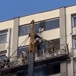 Kahraman Türk 14. kattaki aileyi yangından kurtardı!