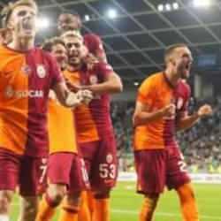 Slovenya'da üç golle kazanan Galatasaray play-off'a göz kırptı