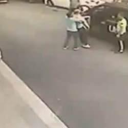 Boğazına sakız ka&ccedil;tı, hayatını heimlich manevrası kurtardı!