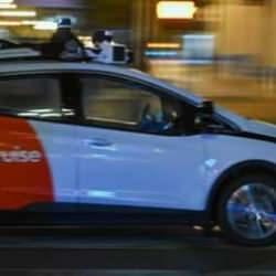 ABD'de robot taksi skandalı! Trafiği kilitledi