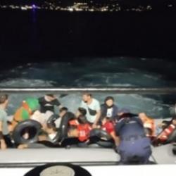 İzmir a&ccedil;ıklarında 125 d&uuml;zensiz g&ouml;&ccedil;men kurtarıldı, 47 d&uuml;zensiz g&ouml;&ccedil;men yakalandı