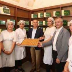 Başkan Tahmazoğlu'ndan &ouml;ğrencilerin &uuml;rettiği baklavaya tam not