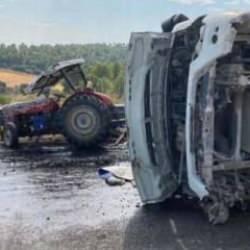 Devrilen kamyon, traktöre çarptı: 1 ölü, 4 yaralı