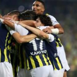 Fenerbahçe'nin farklı zaferi Hollanda basınında!