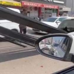 Kamyonetteki demirler otomobile ok gibi saplandı