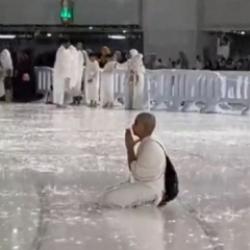 Kıble-i Cihan K&acirc;be'de duygulandıran anlar! Sağanağın altında Hakk'a el a&ccedil;tı!