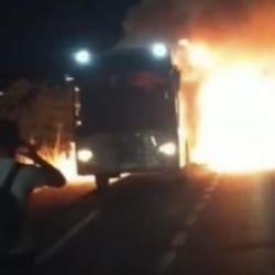 Yolcu otob&uuml;s&uuml; alev alev yandı: Facianın eşiğinden d&ouml;n&uuml;ld&uuml;