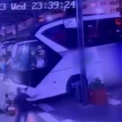 2 &ccedil;ocuğu altına alan otob&uuml;s peronlara &ccedil;ıktı