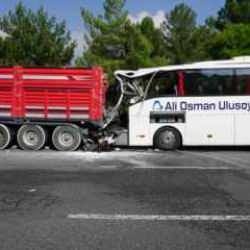 Adana'da feci kaza: 2 &ouml;l&uuml; 12 yaralı