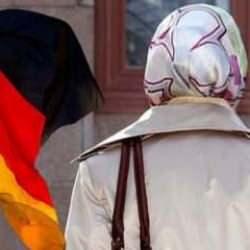 Avrupa'da yayılan baş&ouml;rt&uuml; yasak&ccedil;ılığı Almanya'da delindi! T&uuml;rk k&ouml;kenli yetkili a&ccedil;ıkladı