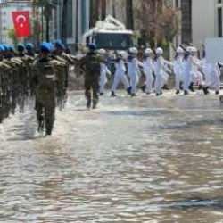 Deniz suyunun bastığı İskenderun'da ge&ccedil;it t&ouml;renine askeri birlikler ve ara&ccedil;lar katıldı