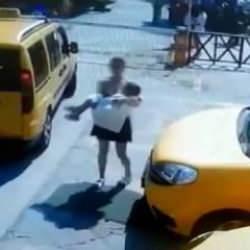 Epilepsi n&ouml;beti ge&ccedil;iren &ccedil;ocuğu taksicilerin ıslak diye almadığı iddiası