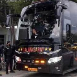 Galatasaray otobüsü saldırıya uğradı