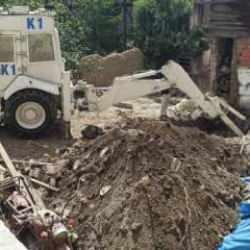 &Ouml;len polisin bah&ccedil;eye g&ouml;md&uuml;ğ&uuml; s&ouml;ylenen el bombaları aranıyor