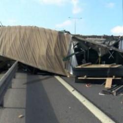 &Ccedil;ekmek&ouml;y'de TIR ile kamyonet &ccedil;arpıştı: 2 yaralı 